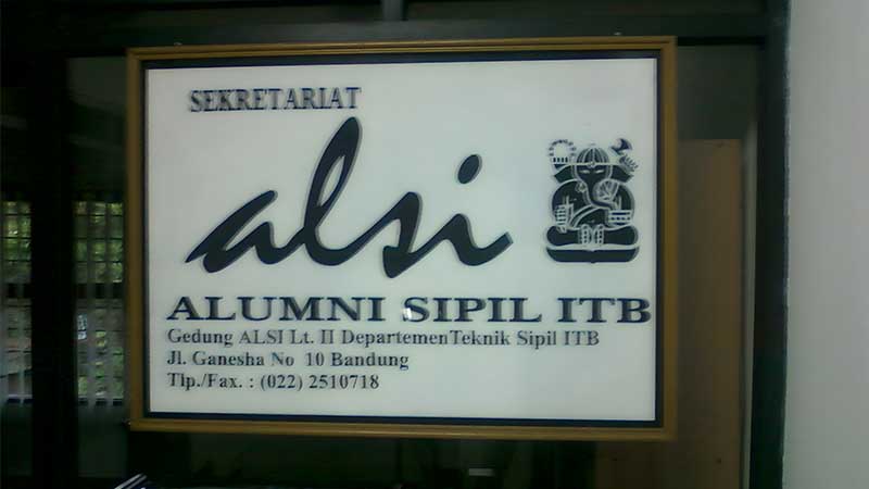 Pemasangan lantai kayu di ITB 1