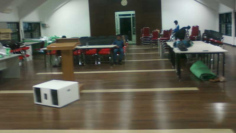 Pemasangan lantai kayu di ITB 2