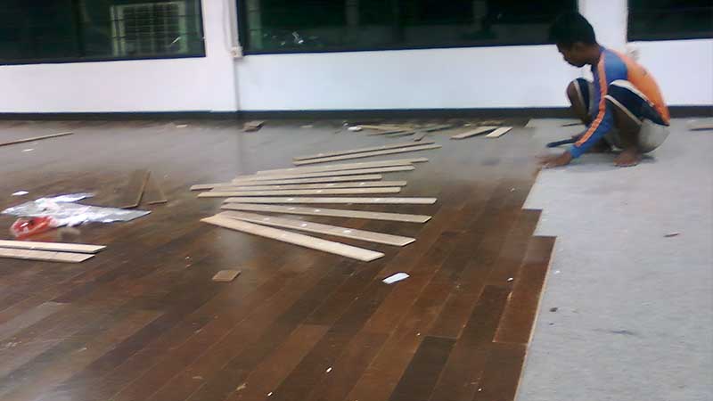 Pemasangan lantai kayu di ITB 2