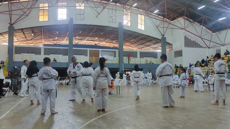 GOR tambun bekasi dengan lantai kayu