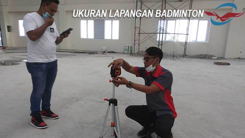 Menghitung biaya lapangan badminton lantai kayu
