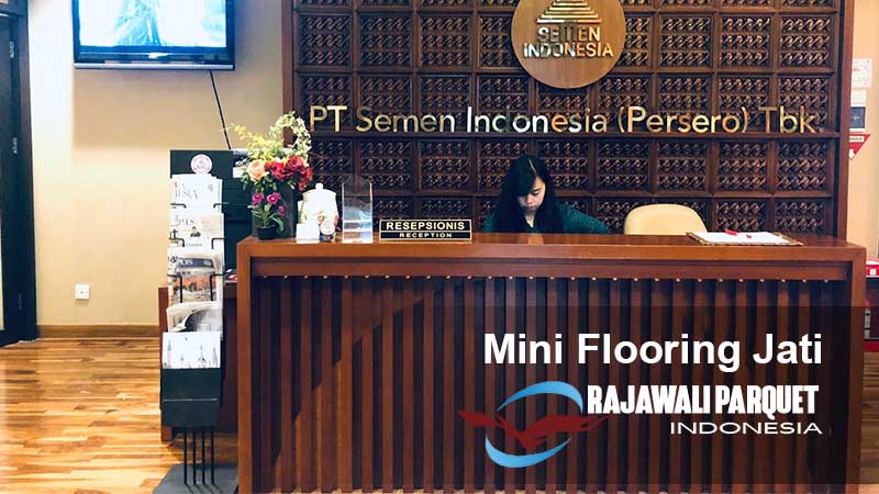 Pemasangan lantai kayu di PT semen Indonesia