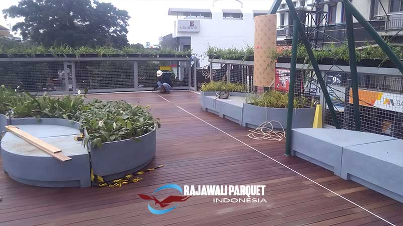 Skywalk cihampelas bandung Dengan Decking kayu