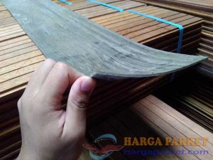 lantai vinyl motif kayu