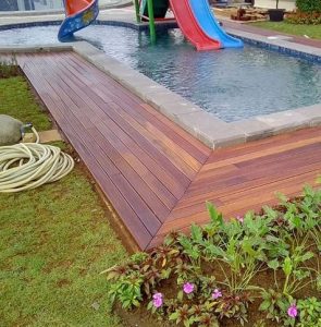 pemasangan decking kayu Ulin kalimantan samping kolam renang