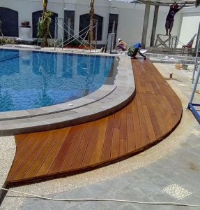 pemasangan decking kayu Ulin kalimantan samping kolam renang