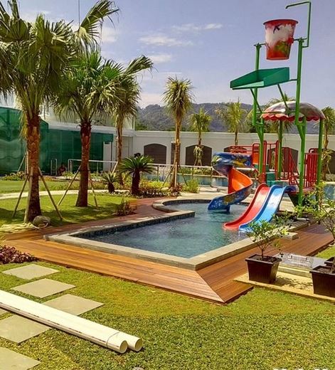 pemasangan decking kayu Ulin kalimantan samping kolam renang