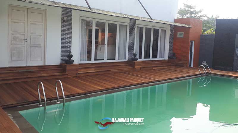 Pemasangan Decking kayu Samping Kolam kediaman Pasha Ungu