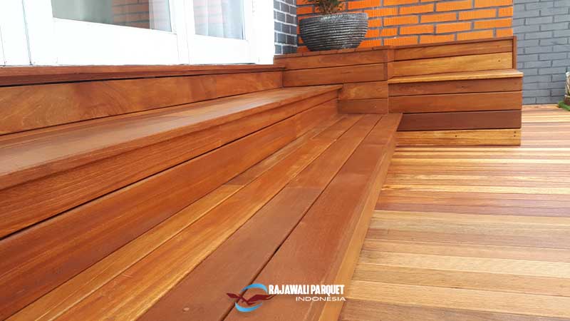 PEmasangan decking kayu bengkirai