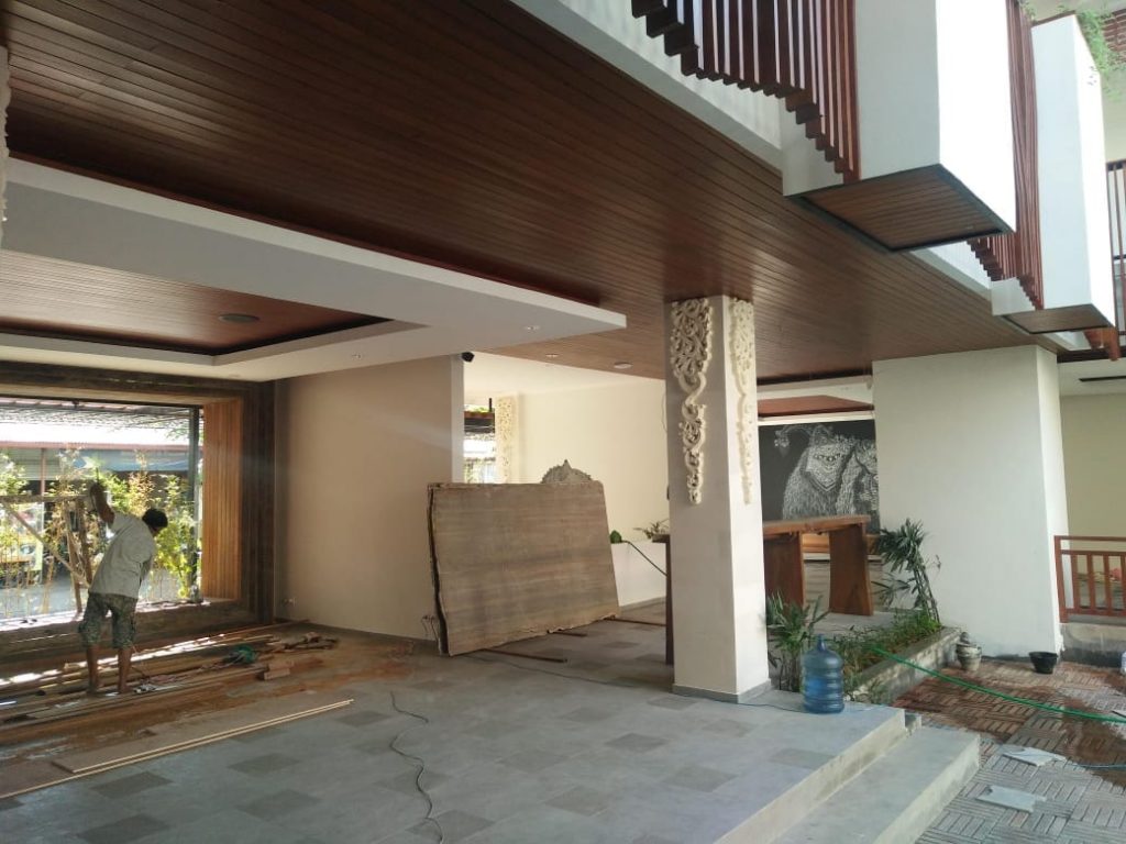 pemasangan Plafon kayu Kubu Anyar Bali rajawali parquet