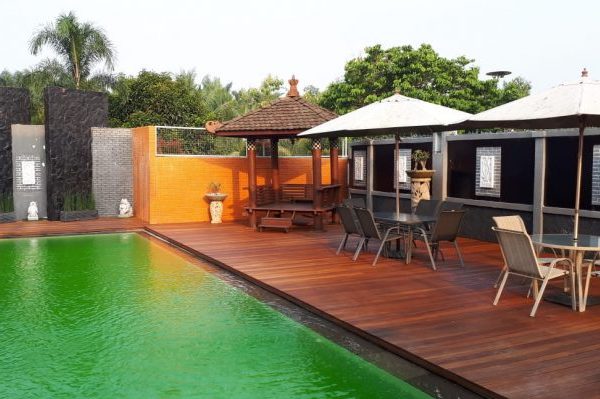 pemasangan lantai kayu decking samping kolam renang