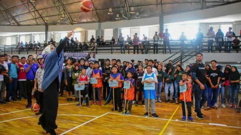 Pemasangan lantai kayu di Bentuk GOR Adiarsa Sport Hall