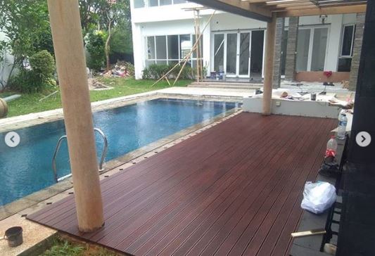 contoh pemasangan decking kayu Ulin