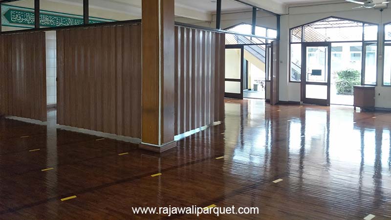 Pemasangan lantai kayu Mesjid Baitus Sholihin Dinas Pendidikan Bandung