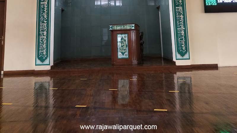 Pemasangan lantai kayu Mesjid Baitus Sholihin Dinas Pendidikan Bandung
