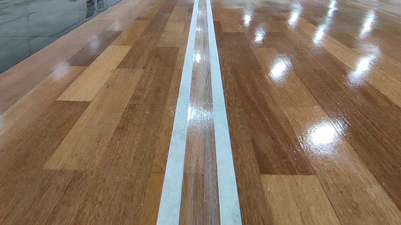 pamasangan lantai kayu di GOR