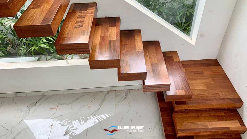 Inspirasi pemasangan papan kayu merbau di anak tangga