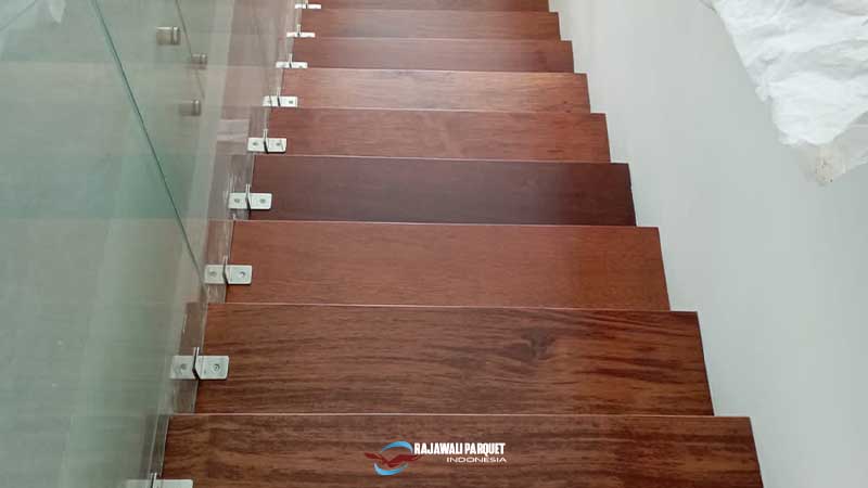 Inspirasi pemasangan papan kayu merbau di anak tangga