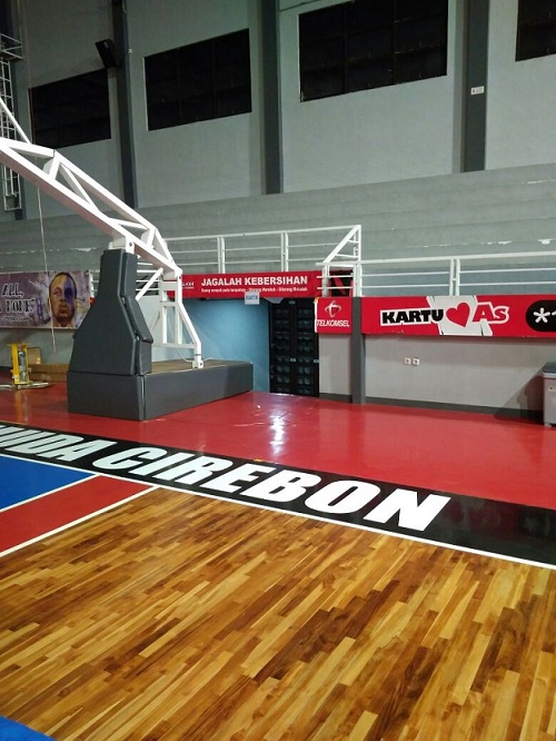 pemasangan parket lantai kayu Jati di lapangan basket GMC Arena Cirebon