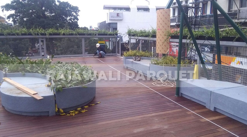lantai kayu outdoor diarea luar ruangan