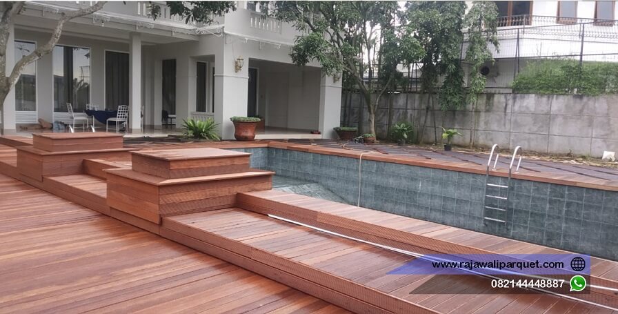 pemasangan lantai kayu di samping kolam renang menggunakan decking bengkirai