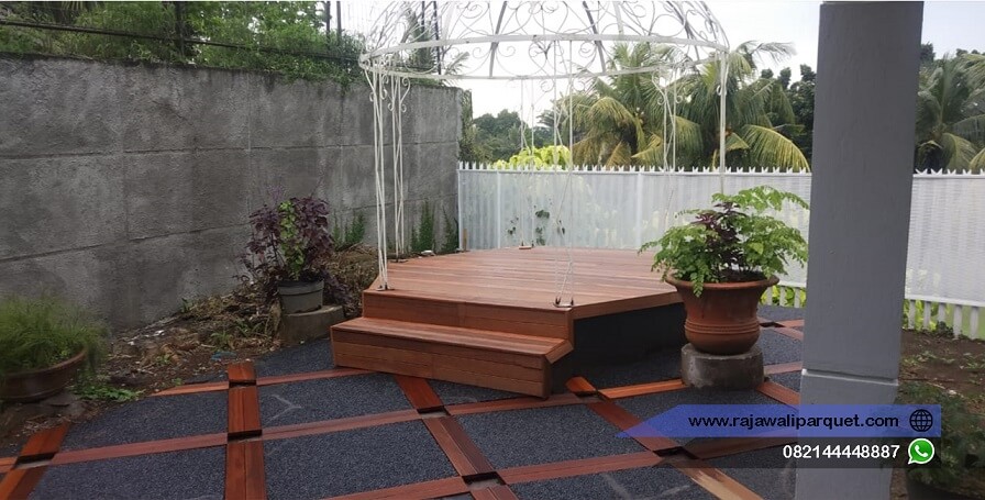 pemasangan lantai kayu di samping kolam renang menggunakan decking bengkirai