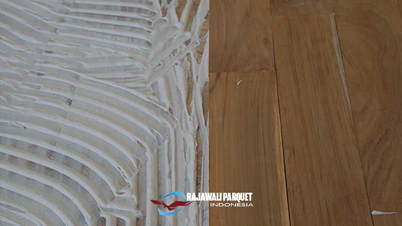 cara memasang lantai kayu solid lem