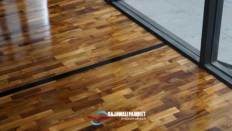 cara memasang lantai kayu solid