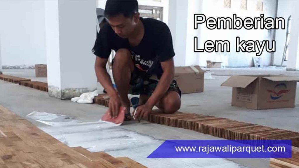 cara pasang lantai kayu 4 pemberian lem kayu