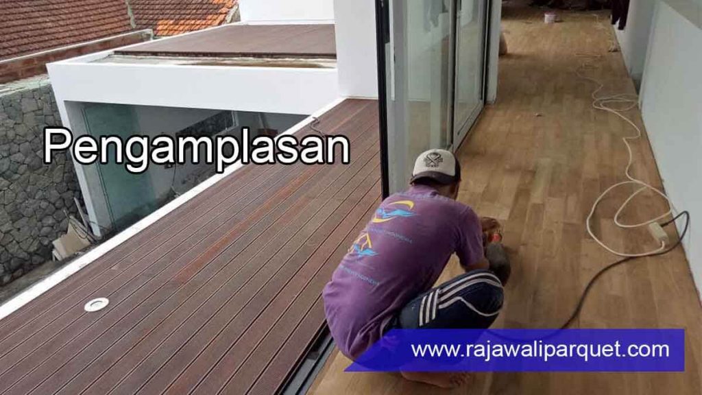 cara pasang lantai kayu 6 pengamlasan lantai kayu