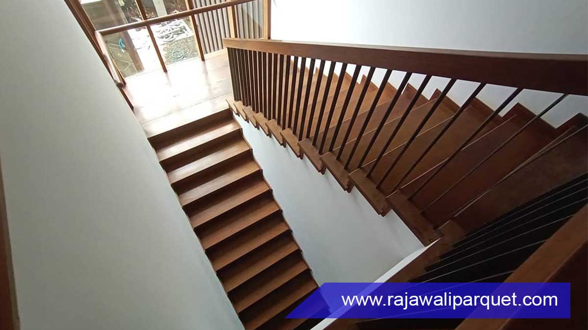 desain papan tangga kayu untuk tangga rumah Merbau