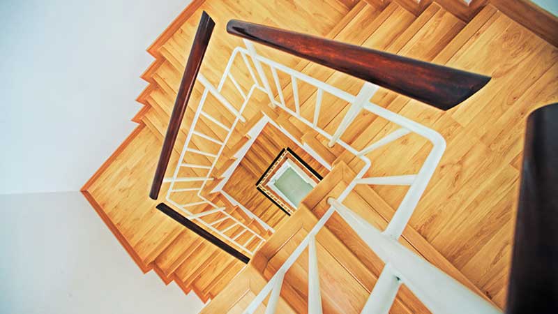 papan tangga kayu untuk rumah minimalis