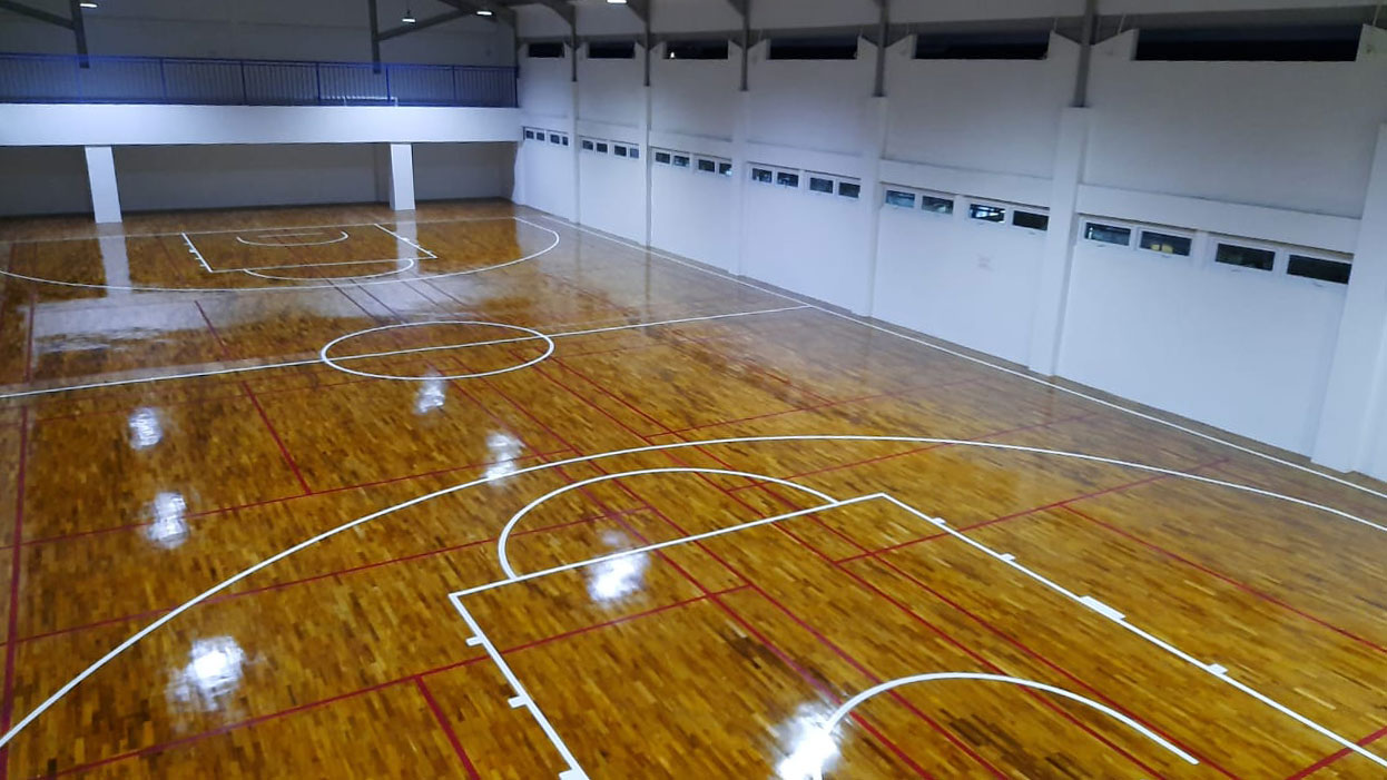 Proyek Selesai Finishing lantai kayu lapangan basket