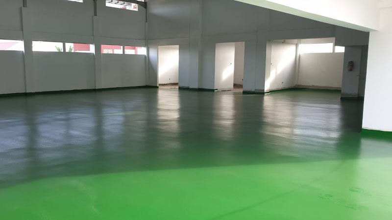 Proses pemasangan lantai kayu lapangan basket