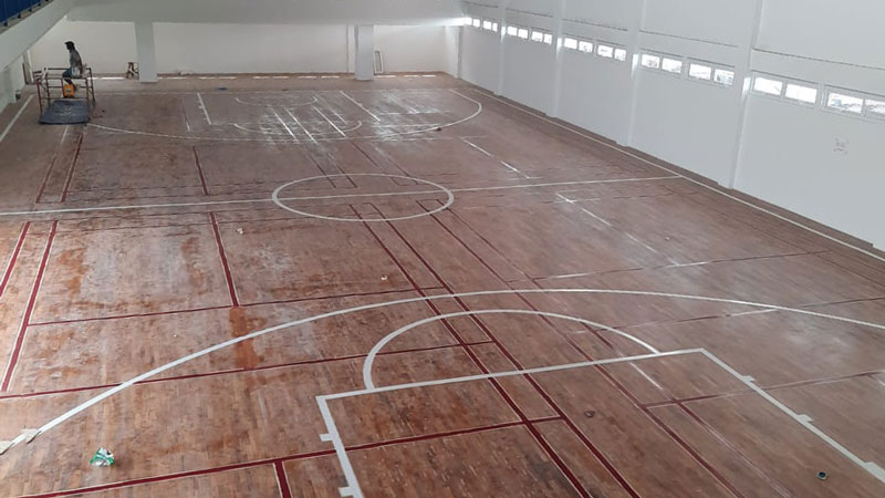 Sanding & Pengamplasan Proses pemasangan lantai kayu lapangan basket