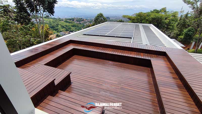 Lantai kayu Balkon