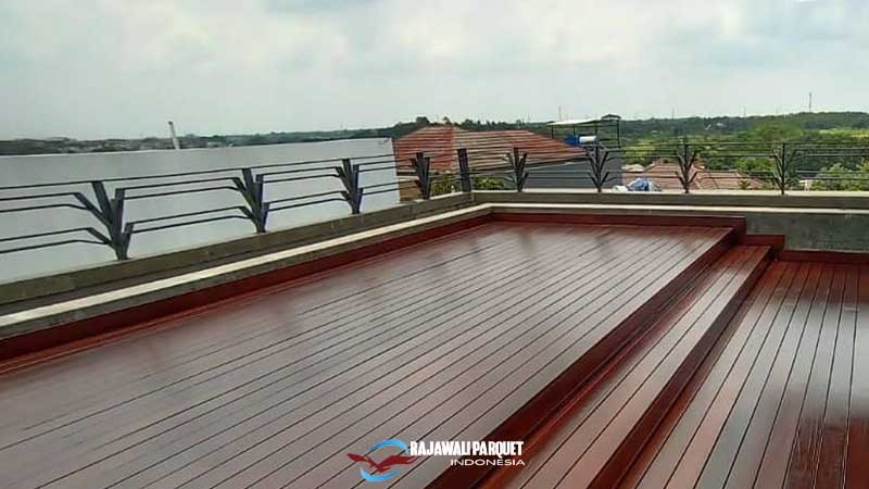 Lantai kayu Balkon