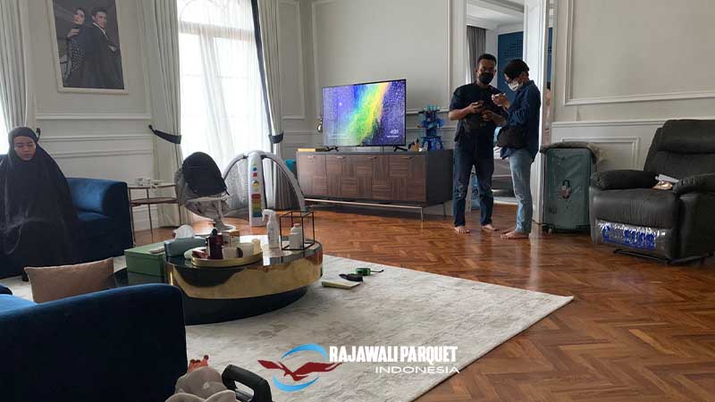 Lantai kayu rumah irwanyah zaskia sungkar