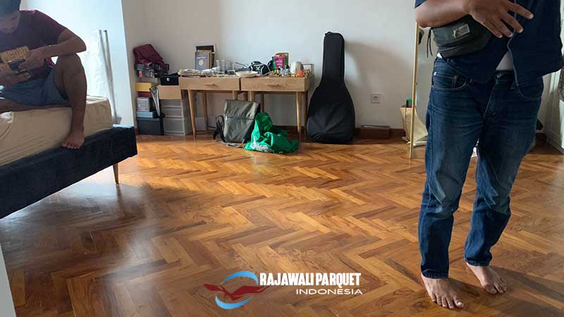 Lantai kayu rumah irwanyah zaskia sungkar