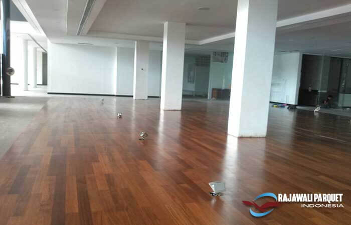 Flooring lantai kayu jati terpasang di gedung