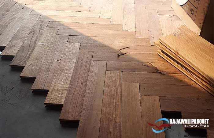 proses pemasanga lantai kayu Jati teknik herringbone