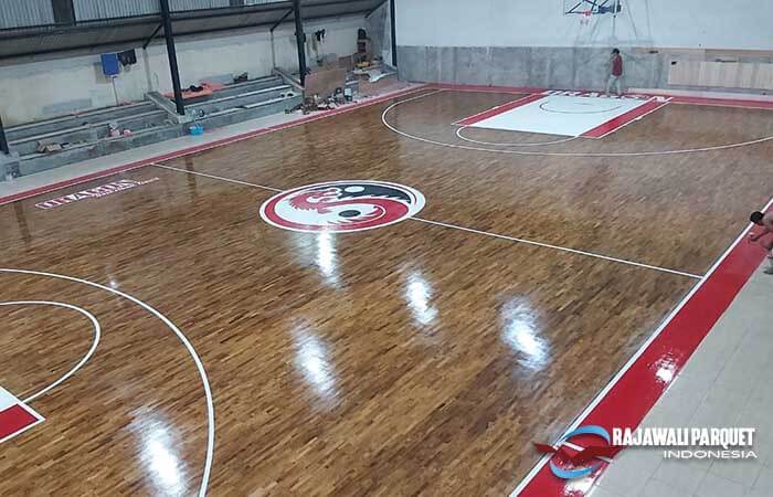 parquet Jati terpasang di lapangan basket