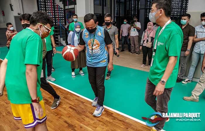 parquet Jati terpasang di lapangan basket