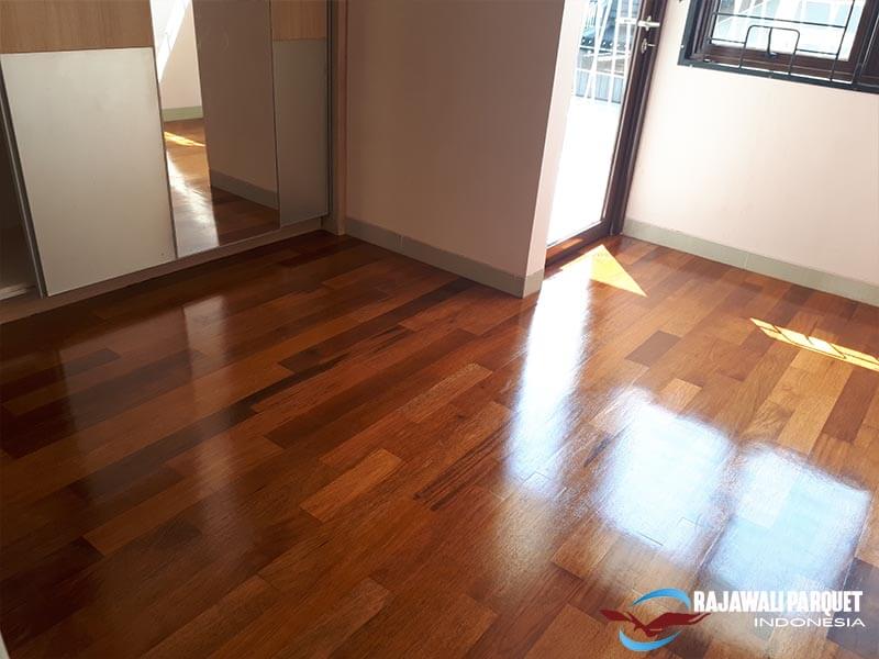 lantai kayu merbau terpasang pada kamar tidur