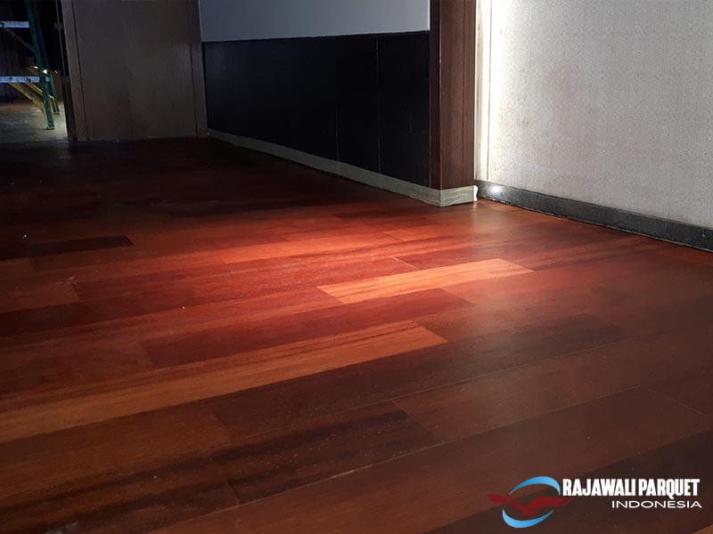 lantai kayu merbau terpasang pada rumah