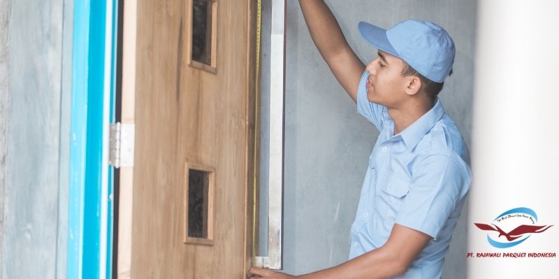 tips memilih pintu kayu - sesuaikan dengan ukuran