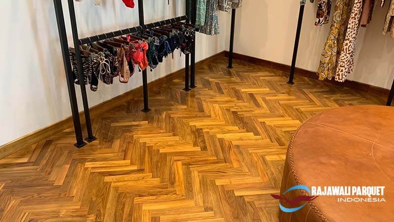 Pemasangan lantai kayu jati herringbone