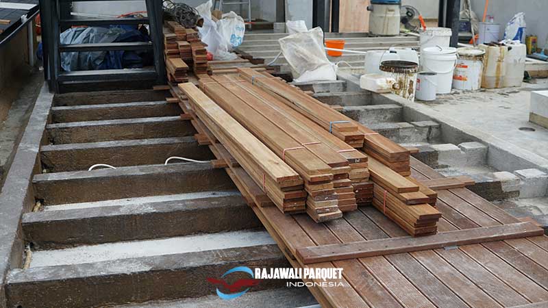 Cara memasang Decking kayu outdoor