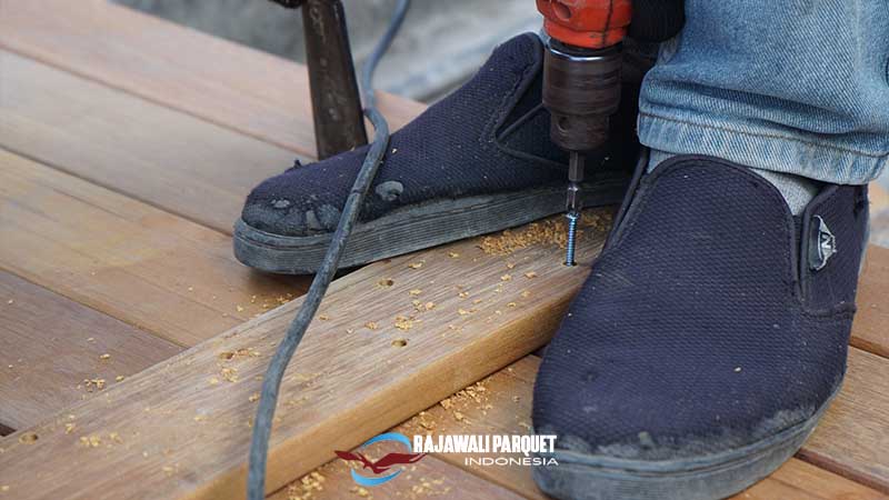 pemasangan decking kayu