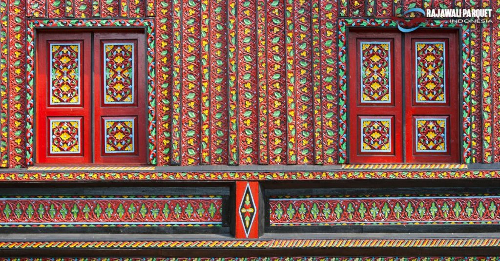 Dindingnya Kaya Akan Ornamen